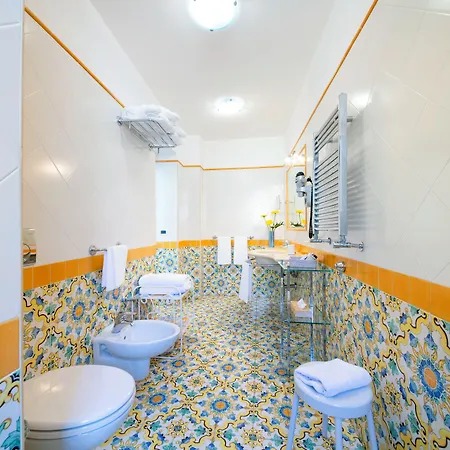 Отель La Reginella & 4*